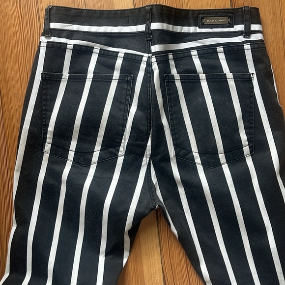 Black and white stripes. Could be great in Halloween costume beetle juice vibes - Picture 6 of 7